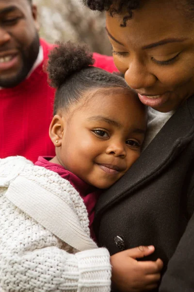 Heureuse famille afro-américaine avec leur bébé . — Photo