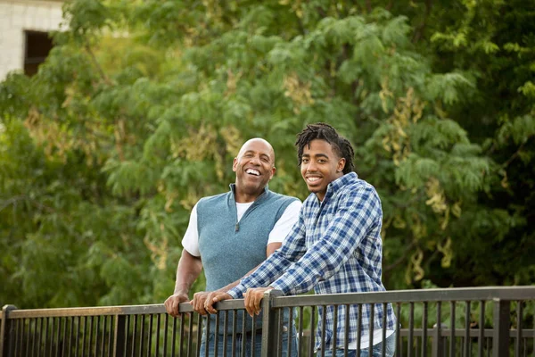 Père afro-américain et son fils adulte . — Photo