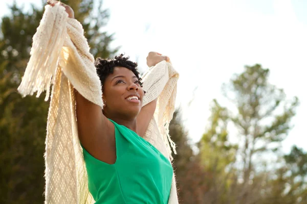 Mujer con los brazos abiertos en la naturaleza y aire fresco . — Foto de Stock