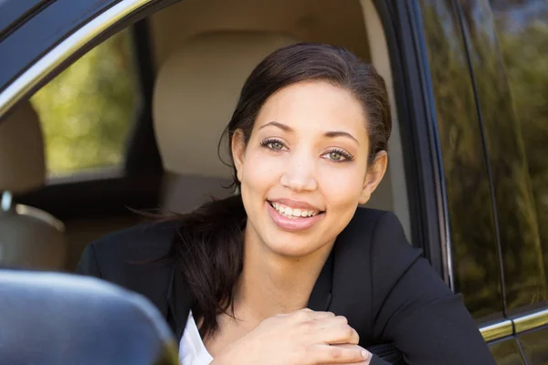 Affärskvinna talar på hennes mobiltelefon. utanför en office bussiness. — Stockfoto