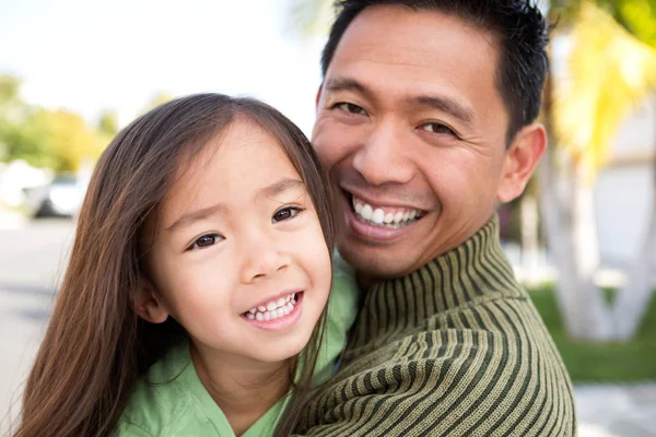 Asiático padre con su hija . — Foto de Stock