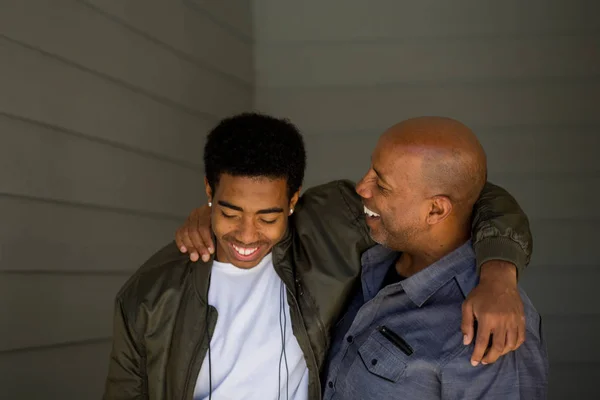 Padre che parla e passa del tempo con suo figlio . — Foto Stock