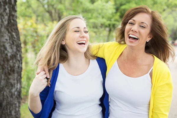 Mère et fille adulte. — Photo