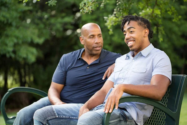 Padre afroamericano e suo figlio adulto . — Foto Stock