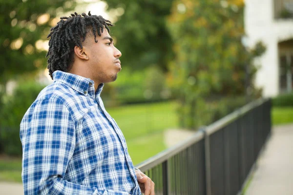 Ung African American man i djupa tankar. — Stockfoto