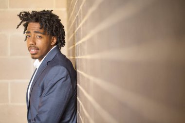 Dışarıda gülümseyen genç Afro-Amerikan yakışıklı.