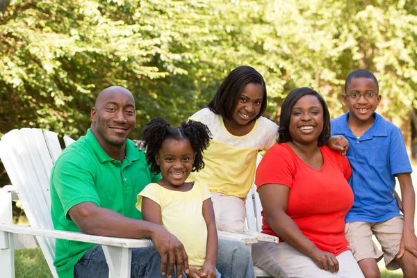 Porträtt av en lycklig African American familj. — Stockfoto