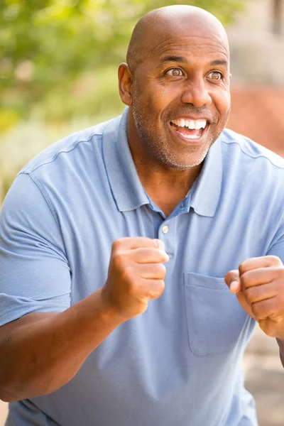 Схвильований афроамериканець людиною його кулак насосних. — стокове фото