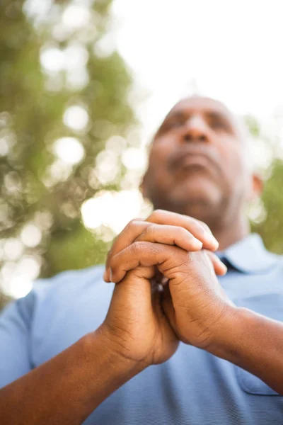 El hombre en pensamiento profundo en oración y adoración . —  Fotos de Stock