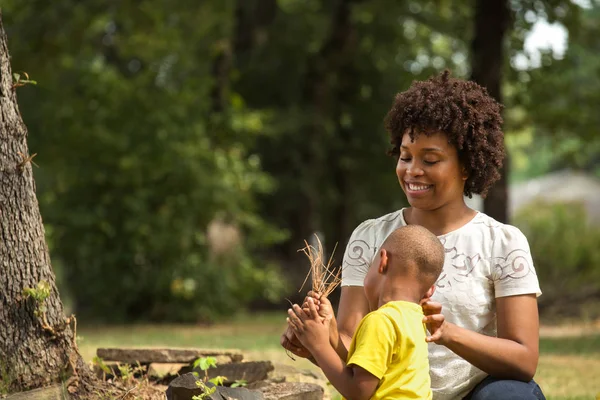 Afro-amerikai anya a fiával játszott. — Stock Fotó