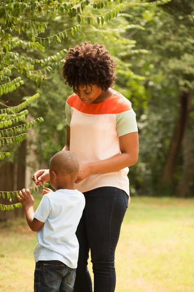 Ung African American mor spelar och hennes son. — Stockfoto