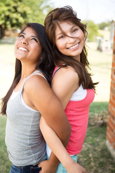 Zusters lachen en plezier buiten. — Stockfoto