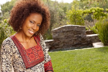 Olgun bir Afrikalı-Amerikalı kadın portresi.