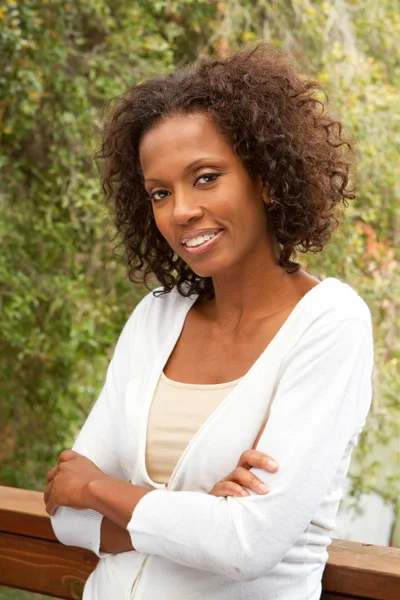 Зрелая уверенная афроамериканка улыбается снаружи — стоковое фото
