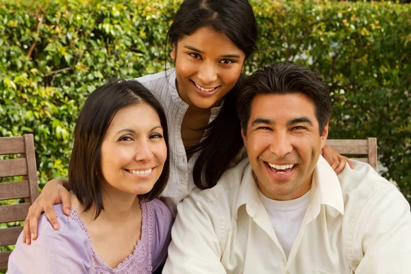 Familia hispana con su hija adolescente afuera . —  Fotos de Stock