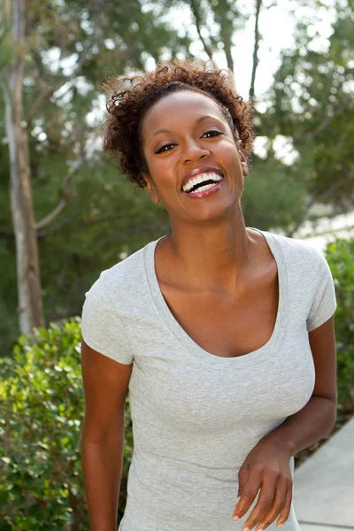 Retrato de una mujer afroamericana haciendo ejercicio . — Foto de Stock