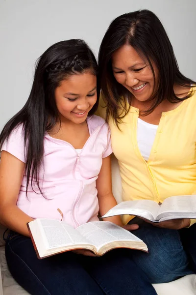 Asian mother and daughter reading and studying. — Stock Photo, Image