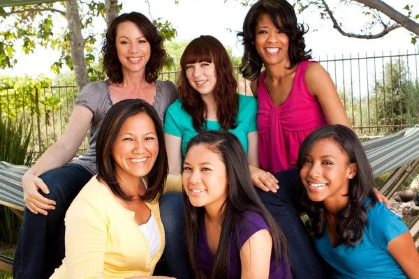 Diverso grupo de madres e hijas riendo y sonriendo . —  Fotos de Stock