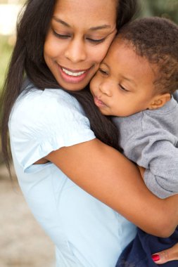 Afrikalı-Amerikalı bir anne ve oğlu portre.