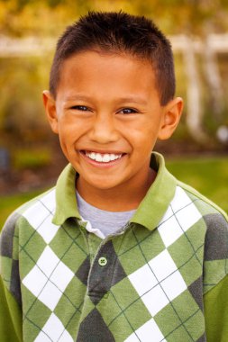 Gülümseyen ve gülerek mutlu genç Asyalı çocuk.