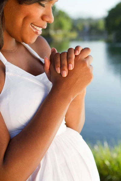Těhotná žena mladý africký Američan se modlí za své dítě — Stock fotografie