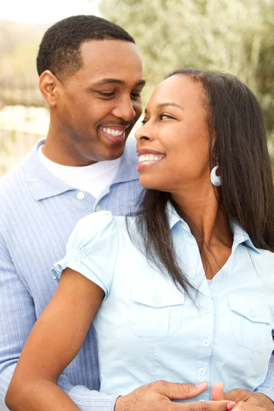 Retrato de um feliz casal afro-americano sorrindo e abraçando . — Fotografia de Stock