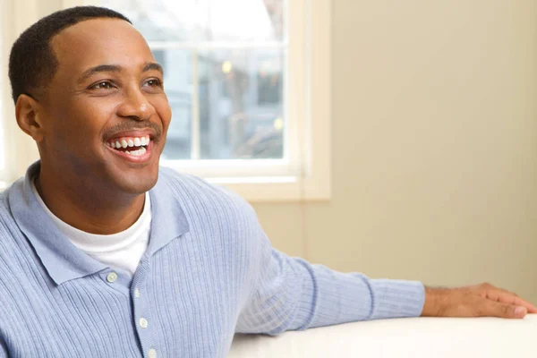 Portrait d'un heureux homme noir américain. — Photo