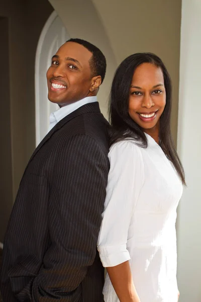 Retrato de um feliz casal afro-americano sorrindo e abraçando . — Fotografia de Stock