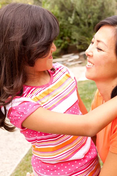 아시아 어머니와 포옹 하 고 웃 고 그녀의 딸. — 스톡 사진