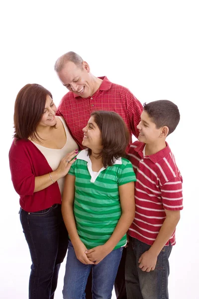 Ευτυχισμένη οικογένεια Ισπανόφωνος αγκάλιασμα απομονωθεί σε λευκό.. — Φωτογραφία Αρχείου