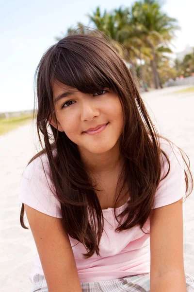 Young girl playing at the beach on the sand. — Stock Photo, Image