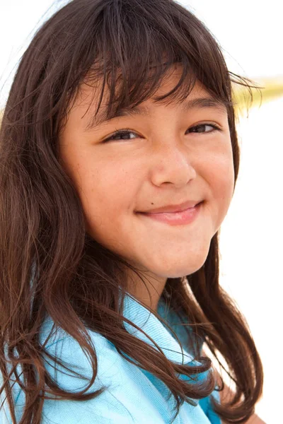 Nettes kleines Mädchen spielt am Strand im Sand. — Stockfoto