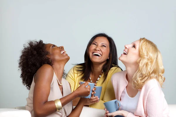 Разнообразная группа женщин, говорящих и пьющих кофе . — стоковое фото