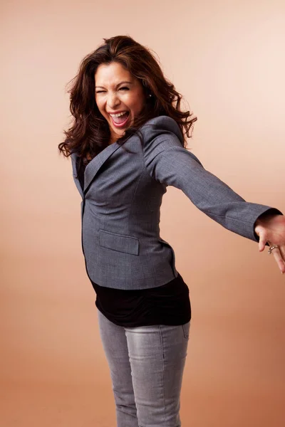 Hermosa mujer hispana bailando sobre un fondo aislado . — Foto de Stock