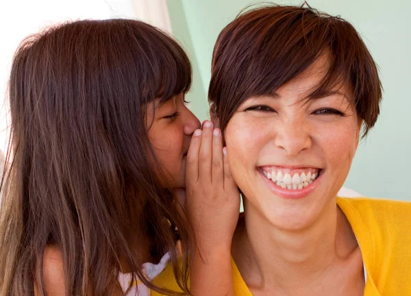 Moeder en dochter glimlachend en geheimen te vertellen. — Stockfoto