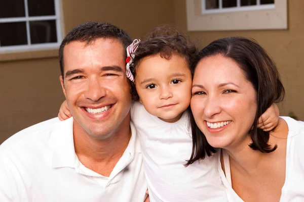 Счастливая латиноамериканская семья смеется и улыбается снаружи . — стоковое фото