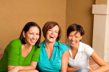 Konuşan ve gülen arkadaşlarından farklı grup.