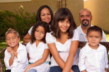 Mutlu İspanyol Aile gülüyor ve dışarıda gülümseyen.