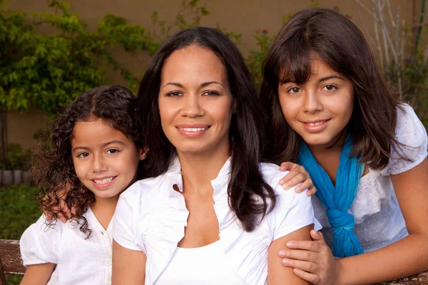 Feliz familia hispana riendo y sonriendo afuera . — Foto de Stock