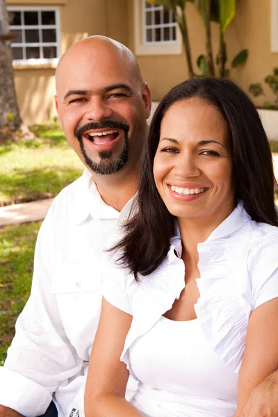 Feliz pareja hispana riendo y sonriendo afuera . — Foto de Stock