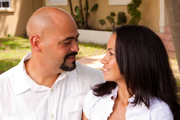 Gelukkig Hispanic paar lachen en glimlachen buiten. — Stockfoto