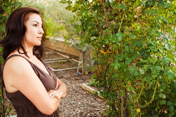 美丽的西班牙裔女人在自然界之外的思考 — 图库照片