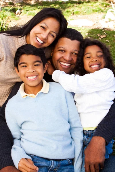 Biracial familia riendo y sonriendo fuera . —  Fotos de Stock
