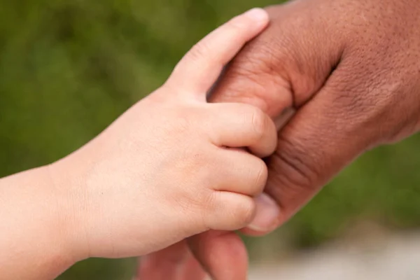 Close up de um pai e filho de mãos dadas . — Fotografia de Stock