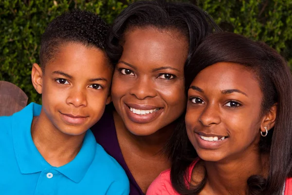 Retrato de una madre afroamericana y sus hijos . — Foto de Stock