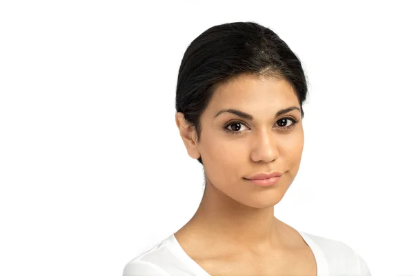 Mujer segura con maquillaje natural aislado en blanco . —  Fotos de Stock