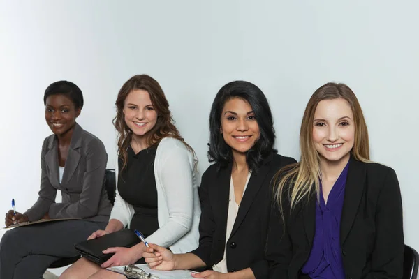 Mujeres diversas y empoderadas listas para el negocio — Foto de Stock
