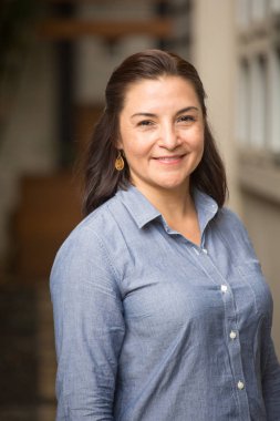 Gülümseyerek mutlu bir Hispnaic kadın portresi.