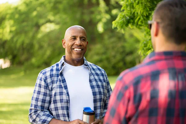 Multietnisk grupp vänner pratar och camping. — Stockfoto