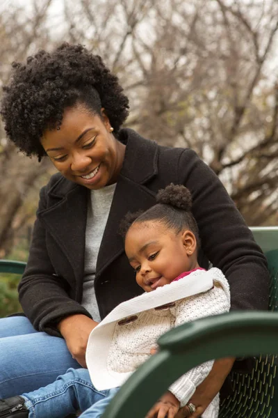 Feliz madre afroamericana y su hija . —  Fotos de Stock